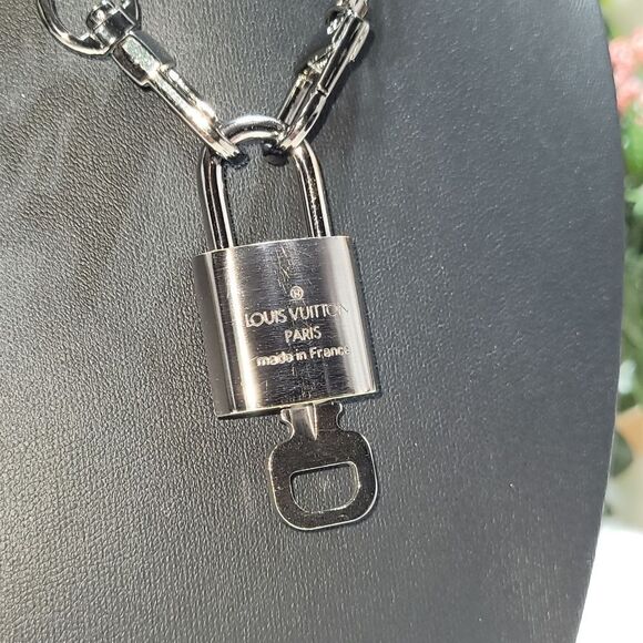 LV #308 AUTHENTIC Silver Lock & Key #308 with dustbag and Unbranded chain - Picture 6 of 11